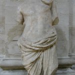 /oeuvres-antiques/fr/carrousel-detail/statue-acephale-de-femme-drapee-une-muse